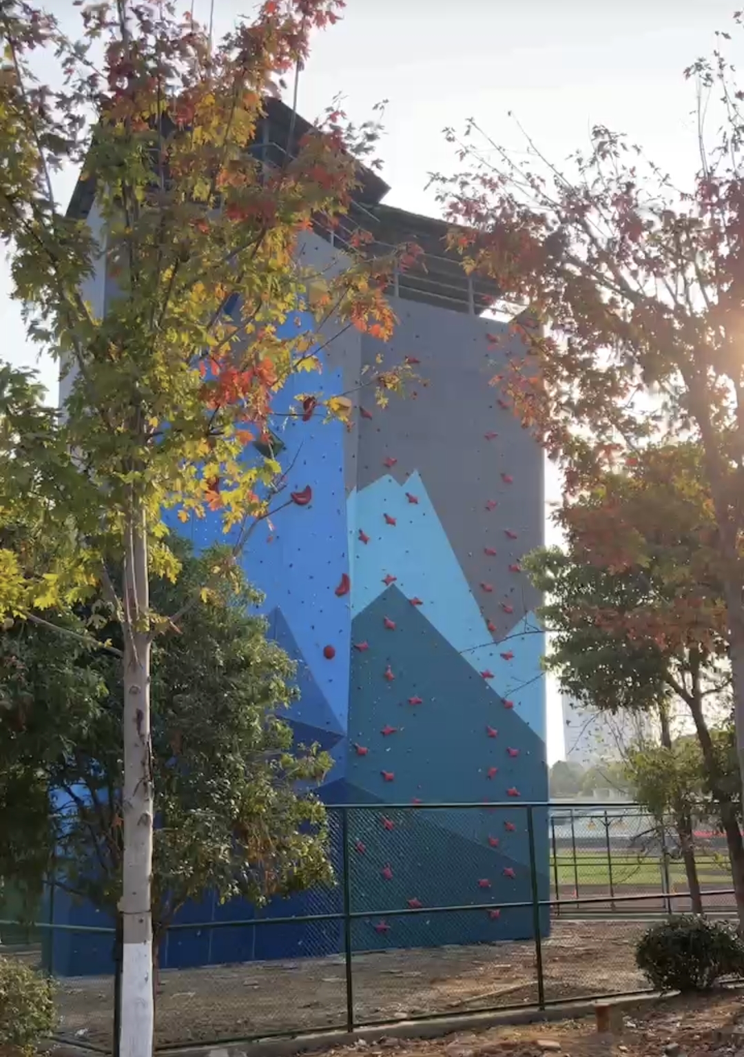江汉大学攀岩墙.jpg
